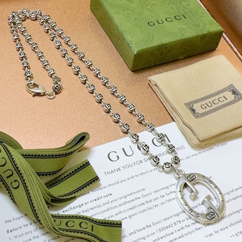G*u*i necklaces